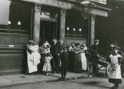 Hombres, mujeres y niños fuera de una taberna en Londres de English Photographer